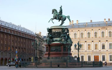 I. Nicholas 'ın Atlı Heykeli, Auguste de Montferrand tarafından 1859' da açıldı, günbatımı manzarası, St. Petersburg, Rusya - 25 Nisan 2012