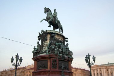 I. Nicholas 'ın Atlı Heykeli, Auguste de Montferrand tarafından 1859' da açıldı, günbatımı manzarası, St. Petersburg, Rusya - 25 Nisan 2012