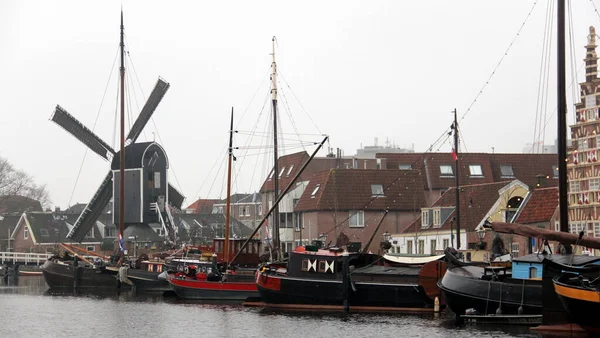 Windmill De Put, 17. yüzyıl değirmeninin modern kopyası, Eski Ren, Leiden, Hollanda 'nın Galgewater bölgesinin karşısından 5 Ocak 2013