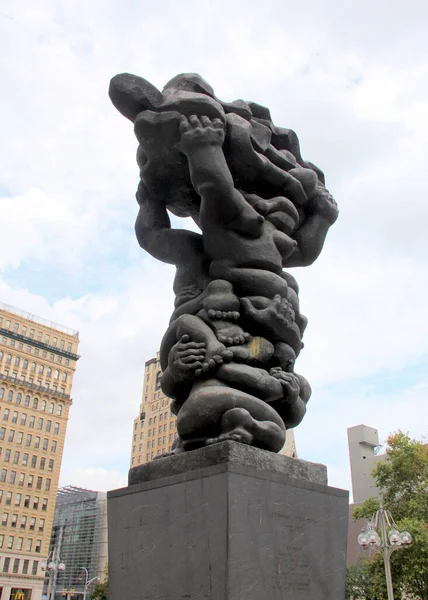 People Skulptur Von Jacques Lipchitz Auf Der Plaza Municipal Services — Stockfoto