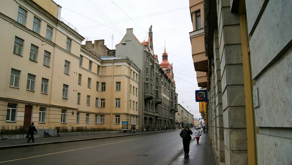 Voznesensky Prospekt 学校の建物の左側 暗い午後の景色 サンクトペテルブルク ロシア 2012年4月25日 — ストック写真
