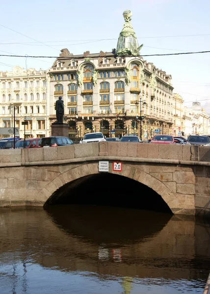 Canal Griboyedov Conduíte Sob Nevsky Prospekt Singer House Segundo Plano — Fotografia de Stock