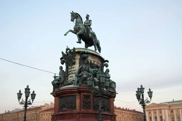 ニコライ1世の騎馬像 オーギュスト モンフェラン著 1859年 日没の景色 ロシアのサンクトペテルブルク 2012年4月25日を発表した — ストック写真