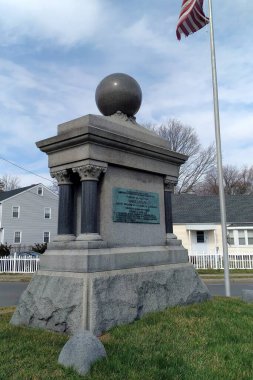 1895 yılında ithaf edilen Roger Ludlow Anıtı, 17. yüzyılda Norwalk, Doğu Norwalk, Connecticut, ABD - 24 Mart 2023