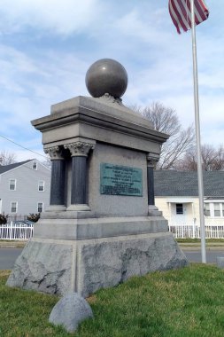 1895 yılında ithaf edilen Roger Ludlow Anıtı, 17. yüzyılda Norwalk, Doğu Norwalk, Connecticut, ABD - 24 Mart 2023