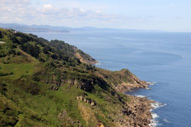 Biscay kıyıları La Concha Körfezi 'nin batısında, Donostia-San Sebastian, Bask Ülkesi, İspanya - 14 Mayıs 2017