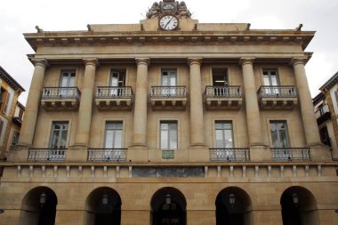Anayasa Meydanı 'ndaki eski belediye binasının cephesi Plaza de la Constitucion, Donostia-San Sebastian, İspanya - 12 Mayıs 2017