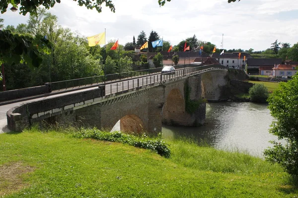Nehir Kıyısındaki Antik Köprü Mayıs 2017 Fransa Nın Navarrenx Kentindeki — Stok fotoğraf