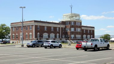 Floyd Bennett Field, eski ana terminal ve kontrol kulesinin Art Deco binası, havaalanı cephesi, New York, New York, New York, ABD - 29 Haziran 2022