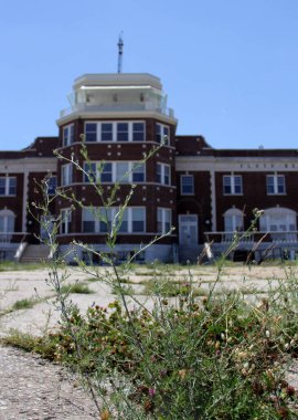 Floyd Bennett Field, çimlerle kaplı, Art Deco eski ana terminal ve kontrol kulesinin bulanık arka planı, New York, New York, New York, ABD - 29 Haziran 2022