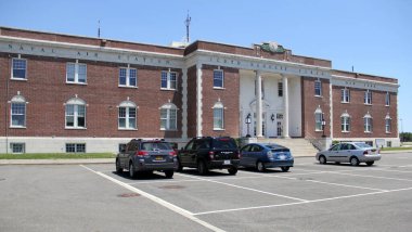 Floyd Bennett Field, eski ana terminal ve kontrol kulesinin Art Deco binası, şehrin ön cephesi, New York, New York, New York, ABD - 13 Haziran 2022