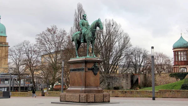 ドイツのダルムシュタットで1898年から2023年1月27日まで制作されたフリッツ シェーパーの芸術作品 フリーデンスプラッツ大公ルートヴィヒ4世の騎馬像 — ストック写真