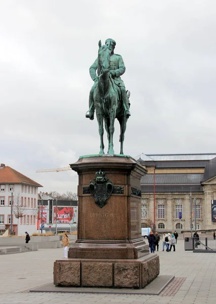 ドイツのダルムシュタットで1898年から2023年1月27日まで制作されたフリッツ シェーパーの芸術作品 フリーデンスプラッツ大公ルートヴィヒ4世の騎馬像 — ストック写真