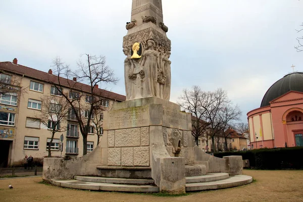 为了纪念爱丽斯大公夫人 于1902年在德国达尔姆施塔特的威廉敏普广场 Wilhelminenplatz Wilhelminenplatz 建立了爱丽斯 奥别利斯 Alice Obelisk 纪念碑 这是德国达尔姆施塔特 — 图库照片