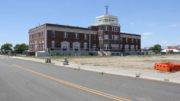 Floyd Bennett Field, eski ana terminal ve kontrol kulesinin Art Deco binası, havaalanı cephesi, New York, New York, New York, ABD - 29 Haziran 2022