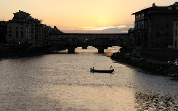 Arno Řeka Středověkým Ponte Vecchio Starý Most Pohled Západ Slunce — Stock fotografie