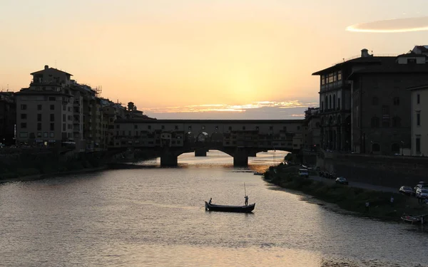 Arno Řeka Středověkým Ponte Vecchio Starý Most Pohled Západ Slunce — Stock fotografie