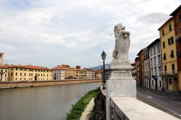 Lion Holding Cartouche Madonna Child Stone Carved Classical Sculpture Embankment — ストック写真