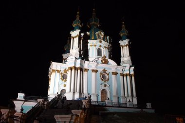 1747-1754 yılları arasında inşa edilen St. Andrew Kilisesi, Bartolomeo Rastrelli tarafından tasarlandı, Elizabethan Barok örneği, gece aydınlandı, Kyiv, Ukrayna - 10 Ocak 2015