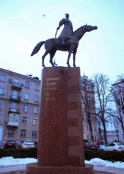 国境线卫士纪念碑 哥萨克骑马雕像 安装于2013年 在日落的阴影下观看 乌克兰基辅 2015年1月10日 — 图库照片