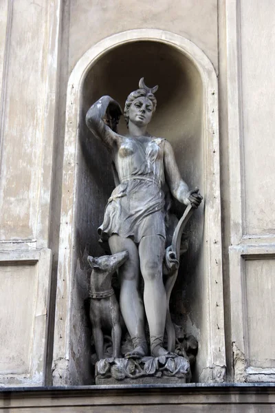 Antike Griechische Göttin Diana Mit Hund Hellenistische Steinskulptur Der Nische — Stockfoto