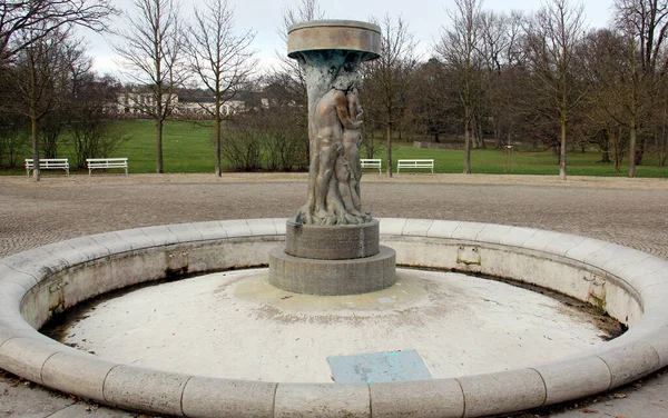 Wissensbrunnen Kastanienrundel Kurpark Jugendstilskulptur Von Adam Und Eva Garten Eden — Stockfoto