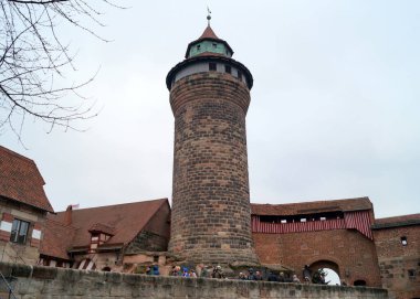 Sinwell Kulesi, Sinwellturm, tarihi yuvarlak kule, Kaiserburg 'un önemli bir bölümü, İmparatorluk Kalesi, Nuremberg, Almanya - 30 Aralık 2015