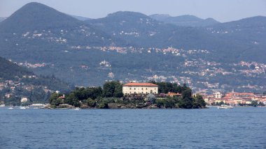 Üç Borromean Adasının en büyüğü olan Isola Madre, güneyden, Lago Maggiore, İtalya - 7 Ağustos 2015