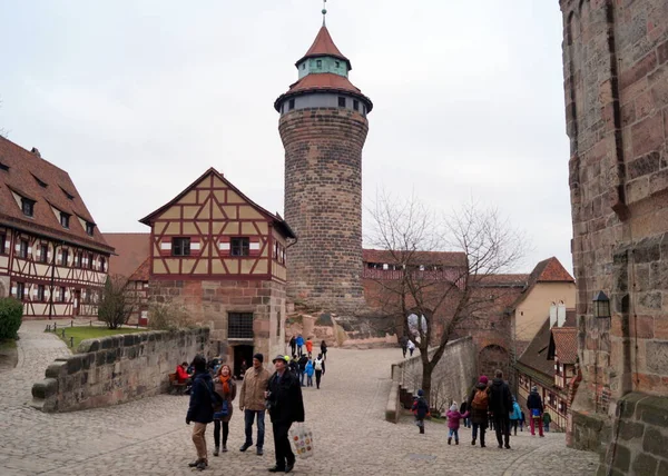 中世纪帝国城堡 Kaiserburg Courtyard Tiefer Brunnen Deep Well Small Building Gable — 图库照片