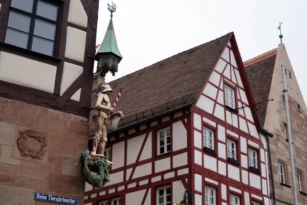 2015年12月30日 圣乔治在德国纽伦堡的皮拉图索斯 Pilatushaus 一座具有里程碑意义的哥特式半木住宅的拐角处 杀死龙 — 图库照片