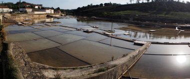 Fonte da Bica Tuz Düzlükleri, nam-ı diğer Salinas de Rio Maior, sığ su birikintileri ve tuz çıkarma kanalları sistemi, panoramik çekim, Fonte da Bica, Rio Maior, Portekiz - 17 Aralık 2021