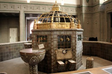 Maden suyu içme fıskiyesi, Jugendstil süslemeli parça, kaynağında, Trinkkuranlage, maden suyu terapi tesisi, Kurpark, Bad Nauheim, Hesse, Almanya - 29 Ocak 2023