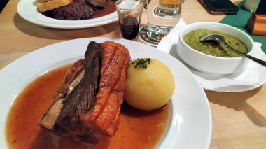 Kızarmış domuz omuzu, çıtır çıtır patates köftesi ile servis ediliyor. Güney Almanya 'da Franconia' dan geleneksel bir yemek.