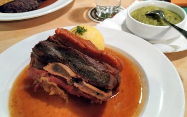 Kızarmış domuz omuzu, çıtır çıtır patates köftesi ile servis ediliyor. Güney Almanya 'da Franconia' dan geleneksel bir yemek.