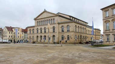 Schlossplatz 'da deniz tiyatrosu, karsız kış öğleden sonrası, Coburg, Almanya - 31 Ocak 2023