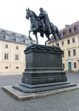 Dük Karl August 'un Demokrasi Meydanı' ndaki binicilik heykeli, 1875 'te Adolf von Donndorf tarafından yapılmış heykel çalışması, Weimar, Almanya - 1 Şubat 2023
