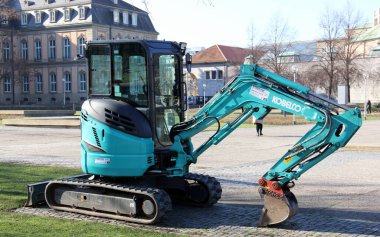 Küçük kazıcı Kobelco, MINI serisi, Yeni Saray 'ın kuzeyindeki Schlossplatz, Stuttgart, Almanya - 8 Şubat 2023