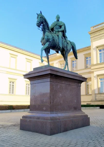 カイザー ヴィルヘルム1世の騎馬像 旧国立美術館中庭 アルテ スタタッツガレリー シュトゥットガルト ドイツ 2023年2月8日 — ストック写真