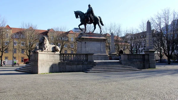 カールスプラッツ カイザー ヴィルヘルム1世の騎馬像を持つ歴史的な広場 シュトゥットガルト ドイツ 2023年2月8日 — ストック写真