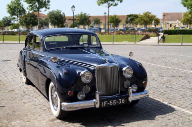 Koyu mavi Jaguar Mark IX, 1958 ve 1961 yılları arasında üretilen dört kapılı lüks bar arabası, 27 Mayıs 2023