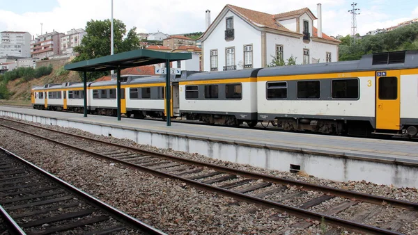 Regionalt Pendeltåg Vid Järnvägsstationen För Passagerare Peso Regua Portugal Maj — Stockfoto