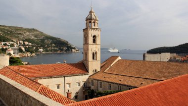 Arka planda Dominik manastırı çan kulesi, Adriyatik Denizi, Dubrovnik, Hırvatistan - 29 Eylül 2012