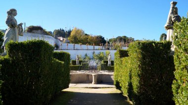 The Garden of the Episcopal Palace, Jardim do Paco, Barok manikürlü çalı bahçesi, heykeller ve çeşmeler, su deposu terasından manzara, Castelo Branco, Portekiz - 24 Kasım 2023