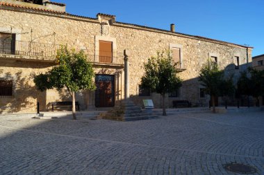 Rollo, eski kasabanın kalbinde ortaçağ taşından bir saray, Zarza la Mayor, Caceres, İspanya - 24 Kasım 2023