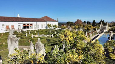The Garden of the Episcopal Palace, Jardim do Paco, Barok manikürlü çalı bahçesi, heykeller ve çeşmeler, su deposu terasından manzara, Castelo Branco, Portekiz - 24 Kasım 2023