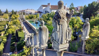The Garden of the Episcopal Palace, Jardim do Paco, Barok manikürlü çalı bahçesi, heykeller ve çeşmeler, su deposu terasından manzara, Castelo Branco, Portekiz - 24 Kasım 2023