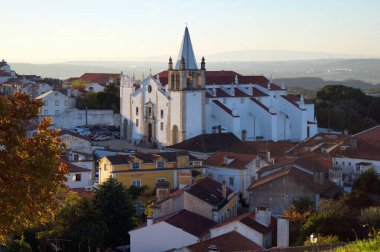 Saint Vincent Kilisesi, 1149 'da kuruldu, 16. yüzyılda yeniden inşa edildi, Abrantes, Abrantes, Portekiz Şatosu' ndan gün batımına baktı - 21 Kasım 2023