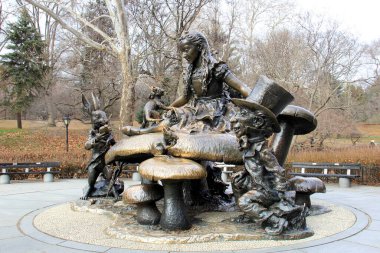 Heykel grubu Alice Harikalar Diyarında, Jos de Creeft, Central Park 'ta 1959' da kuruldu, New York, New York, ABD - 23 Aralık 2023