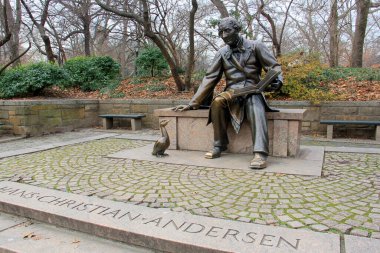 Hans Christian Andersen anıtı, Central Park 'taki Konservatuar Suyu' nun batı ucunda, George Lober tarafından yaratılmış ve 1956, New York, New York, ABD - 23 Aralık 2023