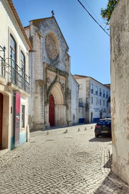 Gotik Ortaçağ Lütuf Kilisesi, eski kasaba Santarem, Portekiz 'in kaldırım taşı sokağının perspektifi - 21 Kasım 2023